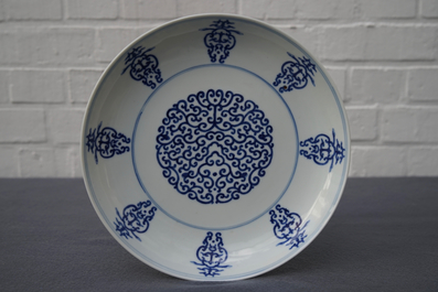 A Chinese blue and white 'shou' plate, Tongzhi mark, 19/20th C.